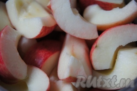 Разрезать яблоки на 4 части, удалить семечки.
