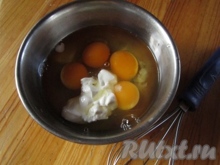 Яйца, сметану или сливки, муку, 2 столовые ложки отвара от порея и немного соли по вкусу взобьём, как для омлета.
