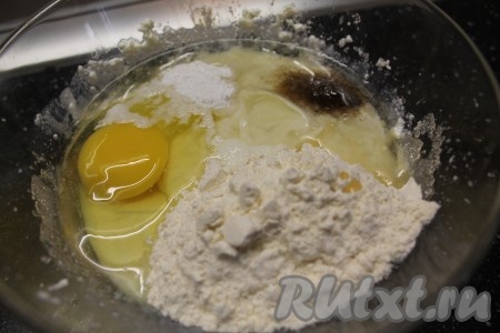 2. Добавляем яйцо, муку, разрыхлитель и растительное масло. Хорошо перемешиваем.

