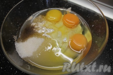 3. В отдельной миске взбиваем яйца, сахар, ванильный сахар, постепенно добавляя сметану. Яично-сметанная смесь готова.
