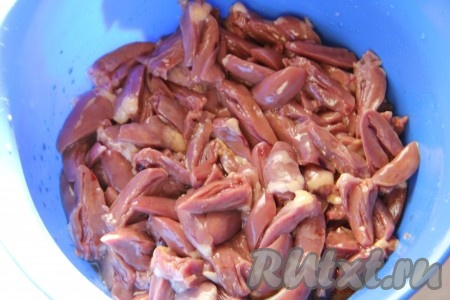 Куриные сердечки нарезать соломкой и залить соевым соусом на 10-15 минут.
