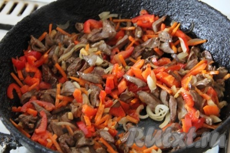 Вслед за морковью добавить болгарский перец, нарезанный соломкой. Тушить на медленном огне 3-5 минут.
