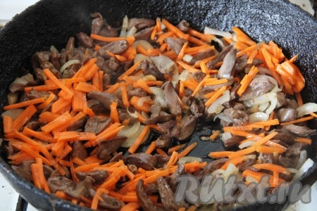 Когда лук станет золотистого цвета, добавить морковь, порезанную брусочками.
