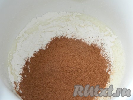 Во взбитую яичную массу добавить муку, ванилин, какао и соду.

