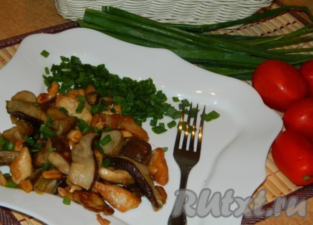 Блюдо подаём к столу горячим. Порезанный зелёный лук станет прекрасным дополнением к грибам, приготовленным с курицей и арахисом.
