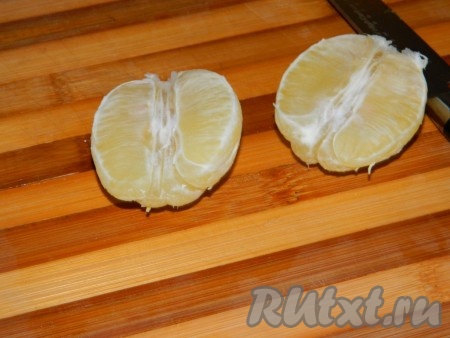 Лимон, очищенный от кожуры и семечек, мелко режем.
