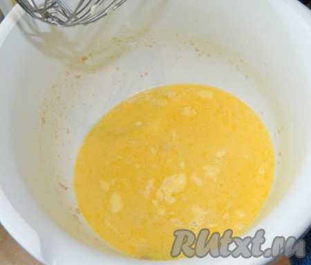 Добавить растопленное сливочное масло, мёд, тёплую воду и соль.
