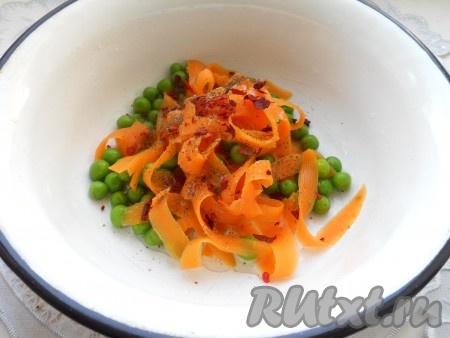 Когда вода полностью стечет, поместить морковь и горошек в миску. Посолить, поперчить, добавить паприку.