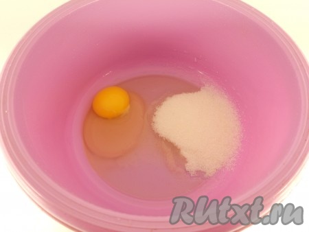К яйцу добавить сахар (достаточно 2-3 столовых ложек, сахара много не добавляйте, чтобы сырнички не горели на сковороде, лучше подсластить при подаче). 