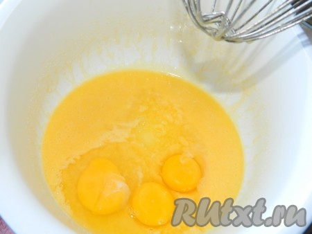 Взбиваем сливочное масло с сахаром. К полученной массе добавляем яйца.
