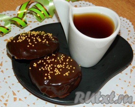Шоколадно-ореховое печенье украсить по вкусу и можно подавать к столу.
