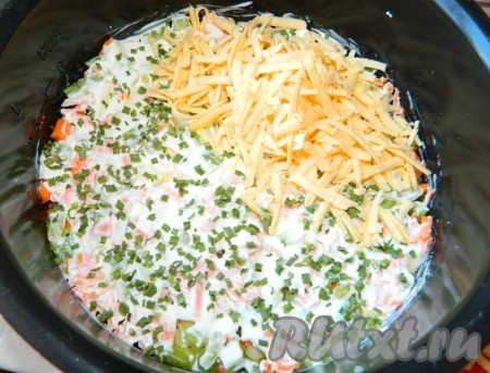 Посыпать мелко порезанным зеленым луком и сыром. Готовить куриную запеканку с овощами на режиме мультиварки "Выпечка" 50 минут.

