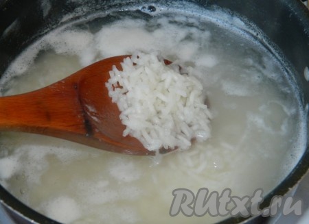 Сварить рис до полуготовности.
