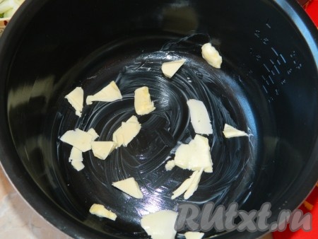 Дно чаши мультиварки смазать сливочным маслом, часть масла, порезанного на кусочки, разложить по дну.

