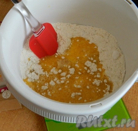 Добавляем растопленное не горячее сливочное масло и замешиваем лопаткой тесто, превращая его в крошку.