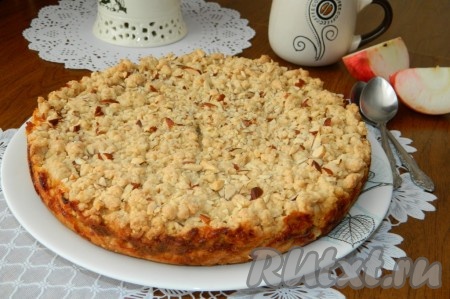 Даём вкусному, ароматному овсяно-творожному пирогу с яблоками остыть и подаём к столу.
