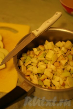 Яблоки нарезать небольшими кубиками, добавить 4 столовые ложки воды.