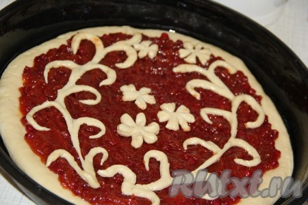 Из теста сделать узоры в виде цветов или украсить дрожжевой пирог с ягодами по вашему желанию. Выложить узоры на начинку и оставить пирог в тепле на 30 минут. 