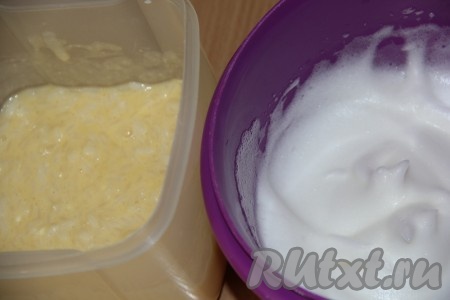 Яичные белки взбить миксером с щепоткой соли до стойких пиков. Добавить белки в творожно-рисовую массу и аккуратно перемешать ложкой (или лопаткой). 