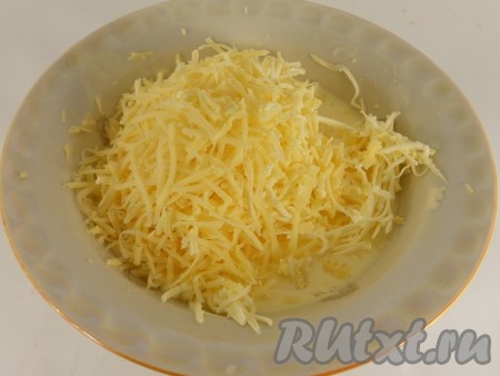 Хорошенько перемешать венчиком и добавить натертый на крупной терке плавленный сырок, а также - твердый сыр.