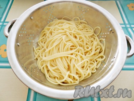 За это время отварить спагетти, воду слить.