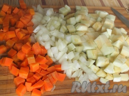 Кабачок, лук и морковь нарезаем небольшими кубиками.
