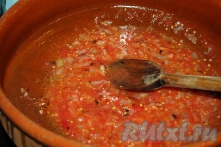 Протертые томаты добавить к луку и обжаривать их вместе, часто помешивая.