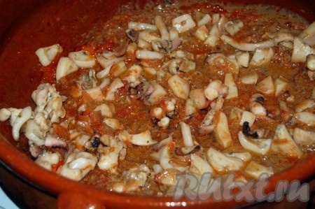 А теперь начнем постепенно собирать нашу паэлью. К луково-томатной зажарке добавляем морепродукты и тушим минут 7.