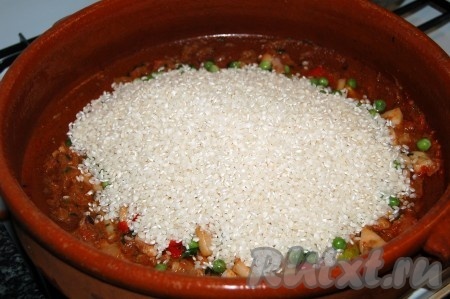 Дальше отправляем рис, помните сколько едоков, столько и чашек (100 граммовых) риса понадобится для нашей паэльи!
