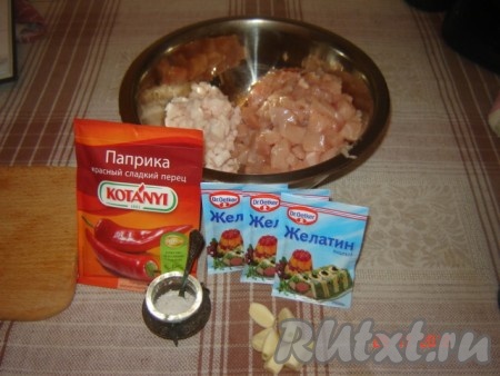 Ингредиенты для приготовления мраморного куриного рулета.