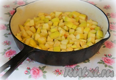 Сковороду или форму для выпечки смазать растительным маслом, выложить яблочную начинку, разровнять ложкой.