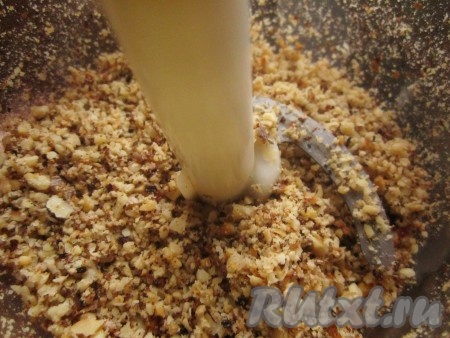 Измельчите жареные орехи в стакане блендера или ступке.