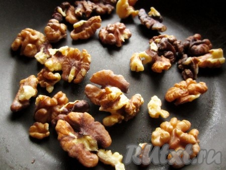 На сухой сковороде поджарьте очищенные грецкие орехи до появления характерного запаха.
