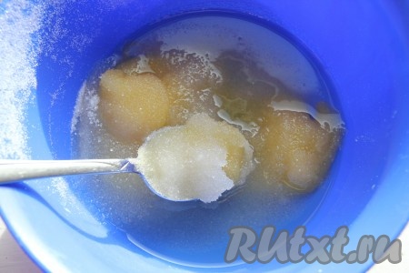 Мед смешать с сахаром и растопить в микроволновке или на водяной бане.