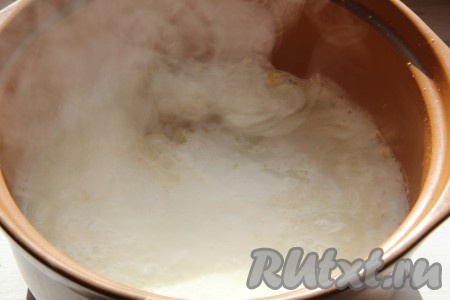 К горячую молочную смесь добавляем манку, отправляем массу на огонь и варим 5 минут при постоянном помешивании.
