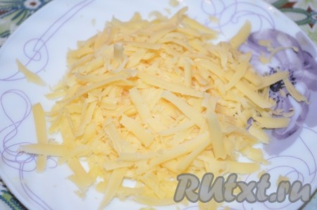 Сыр натереть на средней или крупной терке.