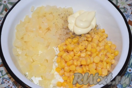 Ананасы, кальмары, сыр, яйца поместить в миску, не забыв добавить кукурузу, посолить, поперчить, заправить салат майонезом. Перемешать.
