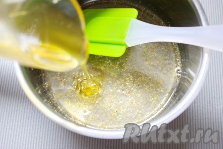 Приготовление сиропа: в небольшую кастрюльку или ковшик всыпать сахар, залить его кипятком. Добавить лимонную цедру и сок, поставить на огонь и довести до полного растворения сахара. Сироп снять с огня, положить мед, перемешать.
