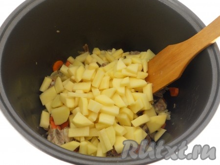 После этого добавить порезанный небольшими кубиками картофель. 