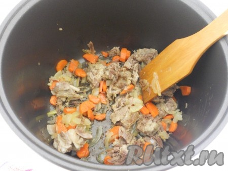 Затем добавить к луку и моркови мясо. Посыпать специями и готовить, периодически помешивая, на том же режиме еще 10 минут.
