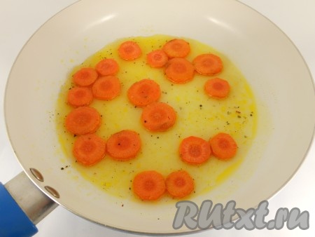 Обжарить морковь на оливковом масле в течение 3 минут, после чего влить апельсиновый сок, чуть посолить и посыпать немного приправой.
