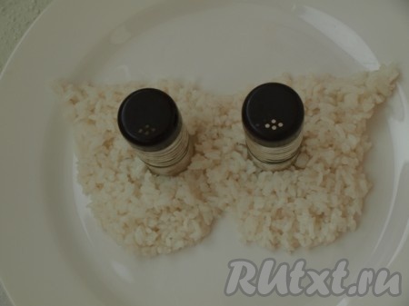 Рис отварить в подсоленной воде до готовности. На блюдо в форме маски выложить рис, оставив прорези для глаз (для этого можно использовать, например, баночки для специй).
