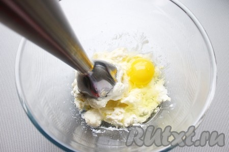 Затем добавить яйцо, взбить.
