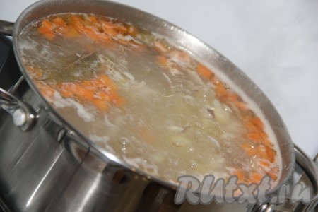 Добавить макароны и мясо в суп, перемешать и варить 5-7 минут. Затем добавить соль, специи, лавровый лист. Снять суп с огня и дать настояться минут 20.