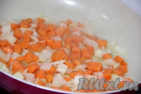 Лук и морковь почистить. Лук мелко нарезать, морковь нарезать на кубики. Обжарить овощи на растительном масле до золотистого цвета.