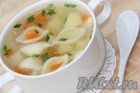 Подать очень вкусный, аппетитный суп с курицей и макаронами, украсив, по желанию, сметаной или порезанной зеленью.