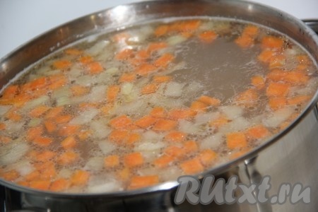 Обжаренные лук и морковь добавить в суп с картофелем и варить 10 минут до готовности овощей.

