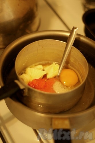 Для приготовления коржей для тыквенного торта замесим тесто на водяной бане. Для этого смешаем яйцо, сливочное масло, мед, тыквенное пюре и творог. Нагреваем ингредиенты на водяной бане, часто помешивая около 4 минут, в последнюю минуту добавляем соду и пряности.
