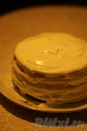 Смазываем каждый корж тыквенного торта кремом.