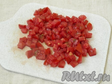 Мелкими кубиками нарезать помидоры.